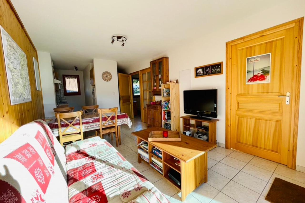 Cosy With Balcony In Apartment